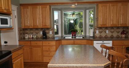 Updated Cottage Sleeps 8 Close to Logan