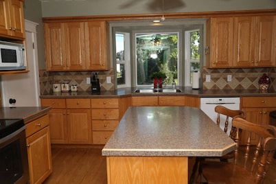 Updated Cottage Sleeps 8 Close to Logan