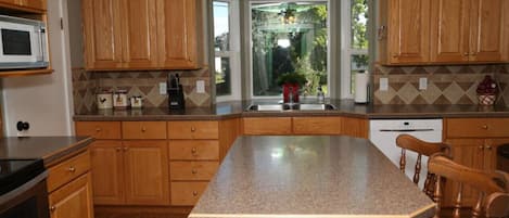 Kylskåp, mikrovågsugn, ugn och spishäll