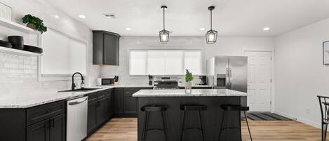 Refrigerador, microondas, horno y parrilla de estufa