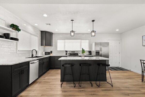 Fridge, microwave, oven, stovetop - Modern Bungalow. Close to St. Joseph's hospital and Lewis Clark State College (Lewiston)