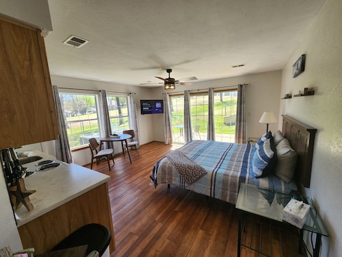 Cozy King Studio at Fall Creek ~ No Steps ~ Peaceful Location Golf Course View