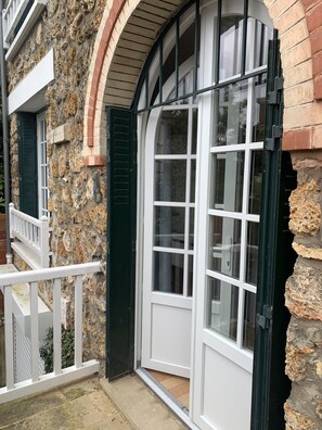 تفاصيل الفندق من الخارج