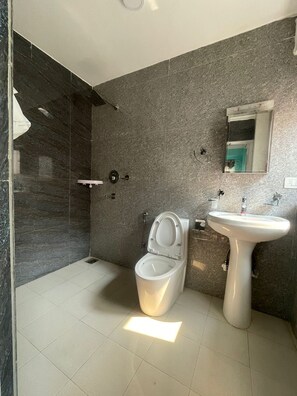 Een douche, een haardroger, handdoeken, zeep