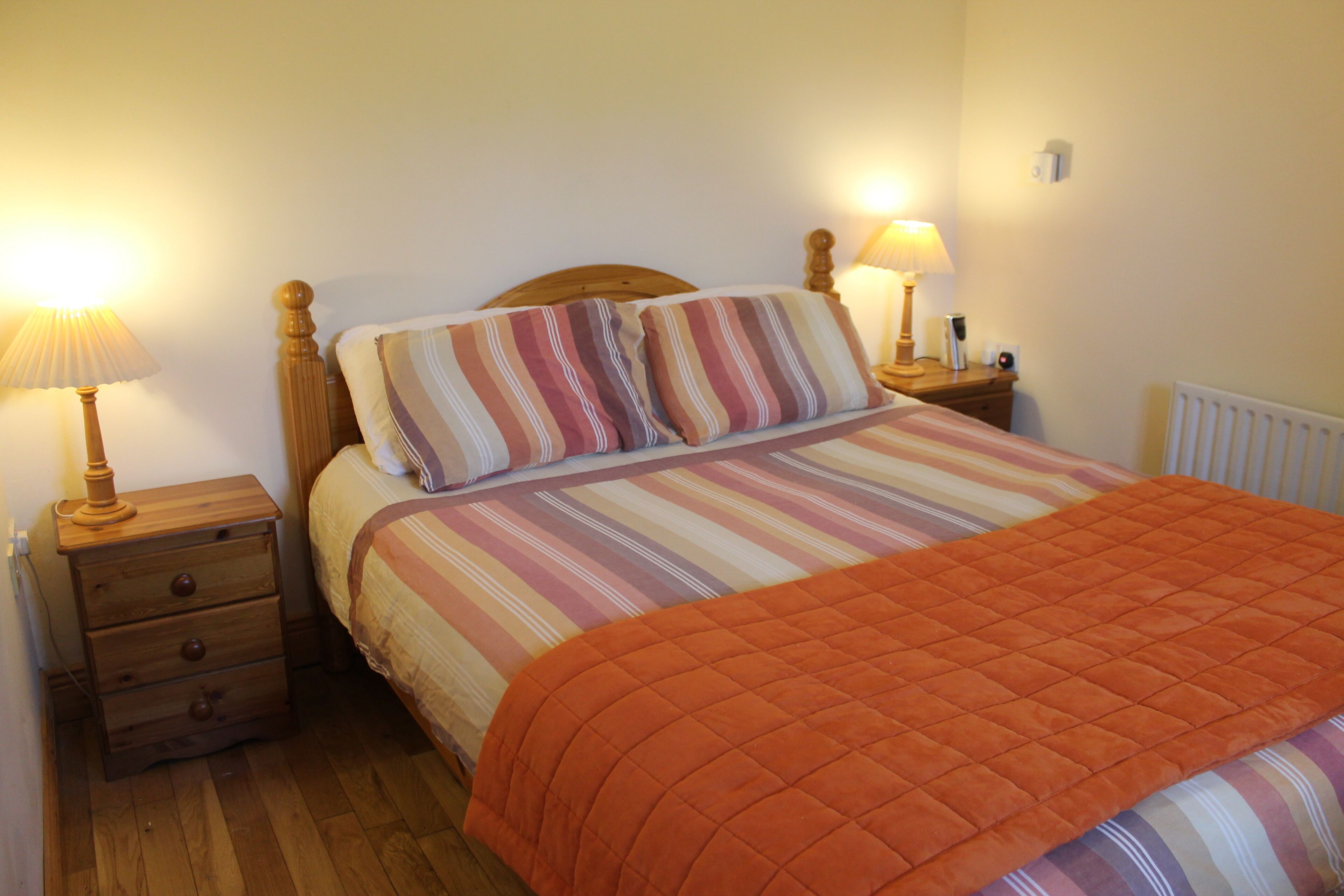 1 habitación, tabla de planchar con plancha, wifi y ropa de cama 