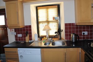 Fridge, microwave, oven, dishwasher - Rural Countryside Cottage Ideal base to tour East Cork, 10 min drive to N25/ N8 (Leamlara)
