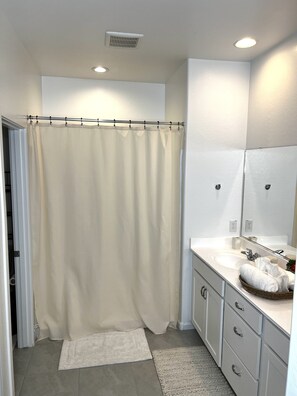 Dusj, hårføner, håndklær og såpe