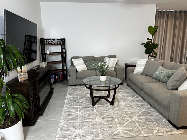 Smart TV, fireplace