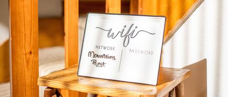 Een laptop op een houten stoel met een wifi wachtwoord symbool op het scherm.