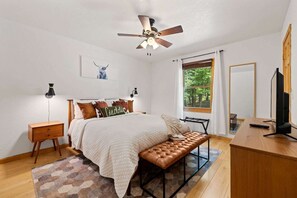 2 bedrooms, desk, iron/ironing board, travel cot - Welcome to your new favorite escape in Murphy, NC by Lees Acres (Murphy)