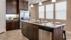 Private kitchen - Townhouse in Paradise Village Resort Sleeps 14 Near Gunlock (Santa Clara)