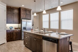 Private kitchen - Townhouse in Paradise Village Resort Sleeps 14 Near Gunlock (Santa Clara)