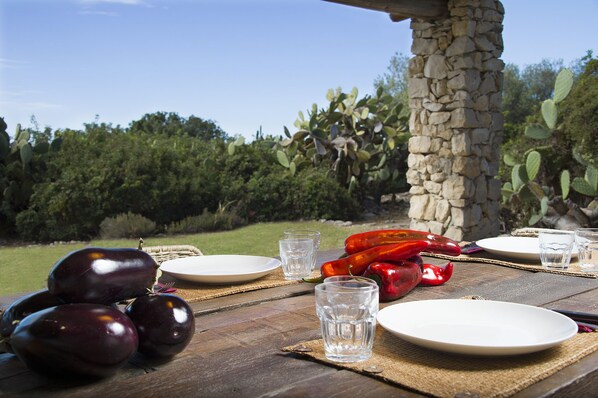 Full-size fridge, oven, stovetop, dishwasher
