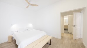 3 Schlafzimmer, Schreibtisch, Bügeleisen/Bügelbrett, Reisekinderbett