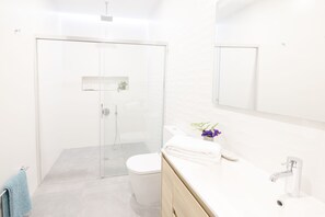 Suihku, ympäristöystävälliset hygieniatuotteet, hiustenkuivaaja