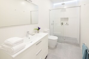 Dusche, umweltfreundliche Kosmetikartikel, Haartrockner, Handtücher