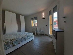 1 habitación, tabla de planchar con plancha y ropa de cama 