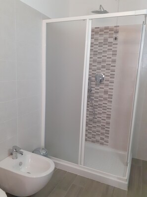 Douche, sèche-cheveux, bidet, serviettes fournies