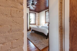 3 slaapkamers, een bureau, een strijkplank/strijkijzer, reisbedje