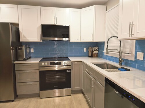 Updated 3Bedroom. 5beds group ready.Walk to the Casino and play game of Pool.