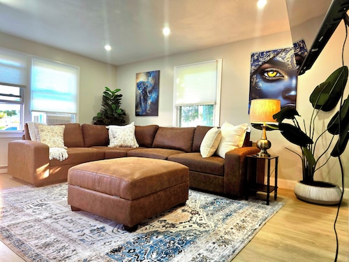Updated 3Bedroom. 5beds group ready.Walk to the Casino and play game of Pool.