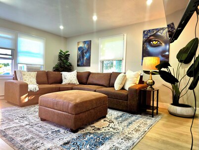 Updated 3Bedroom. 5beds group ready.Walk to the Casino and play game of Pool.