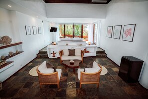 43-inch LED TV with cable channels - Hotel Villa Escalesia Galapagos (Puerto Ayora)