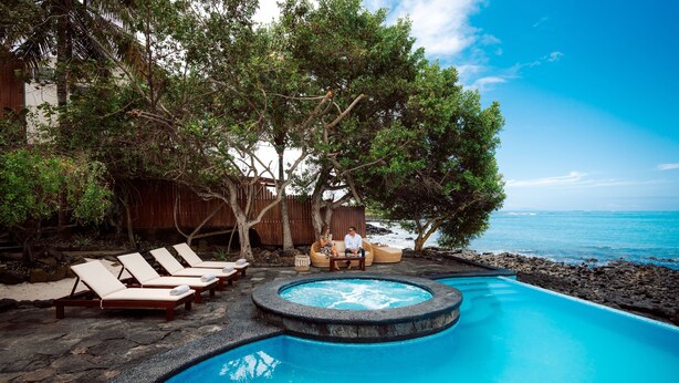 A pool area with lounge chairs, a hot tub, and a view of the ocean. - Hotel Villa Escalesia Galapagos (Puerto Ayora)