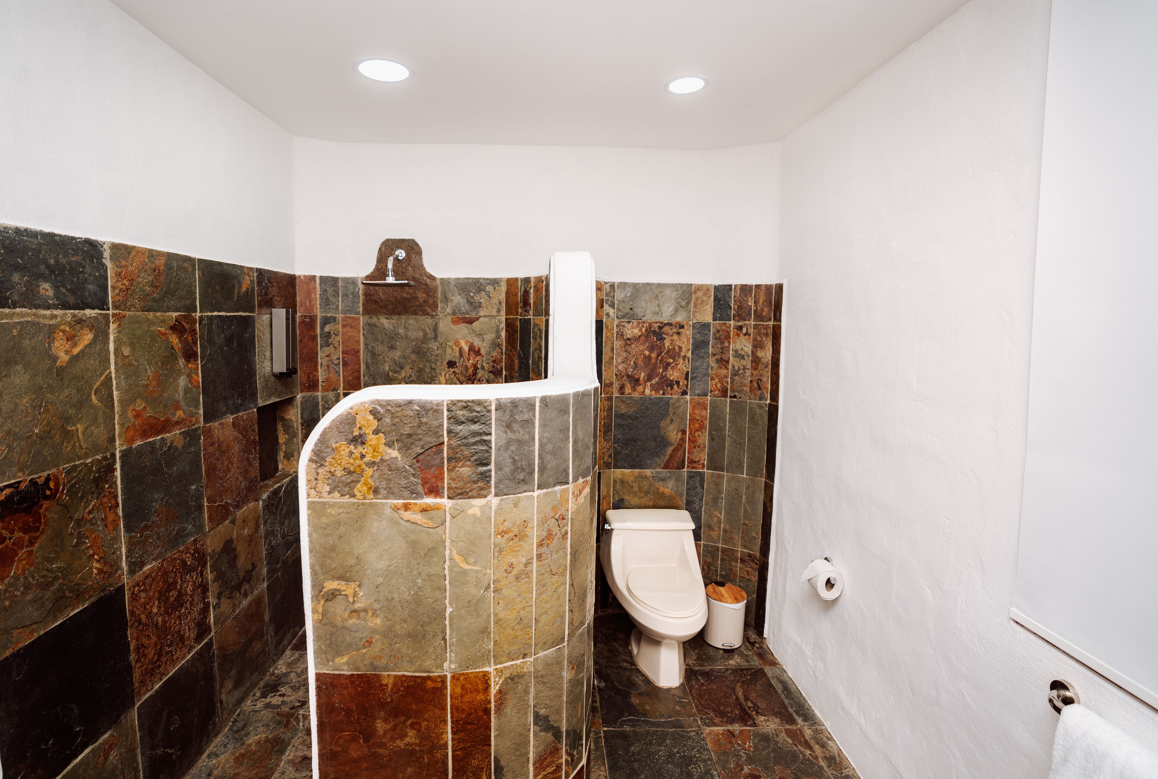 Habitación de luna de miel doble, 1 cama de matrimonio grande, bañera de hidromasaje, vistas al mar | Baño | Ducha, cabezal de ducha tipo lluvia, secador de pelo y albornoces