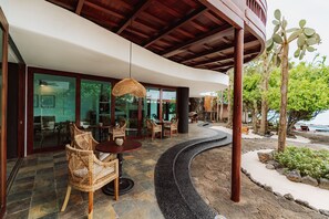 Luxury Villa, Multiple Bedrooms, Private Pool, Bay View - Hotel Villa Escalesia Galapagos (Puerto Ayora)