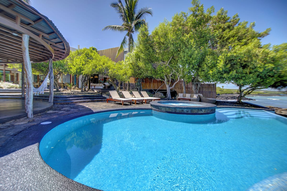 Villa Exclusive, plusieurs chambres, piscine privée, vue baie | Draps en coton égyptien, literie de qualité supérieure