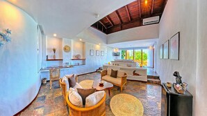 A spacious living area with a kitchen, dining table, and comfortable seating. - Hotel Villa Escalesia Galapagos (Puerto Ayora)