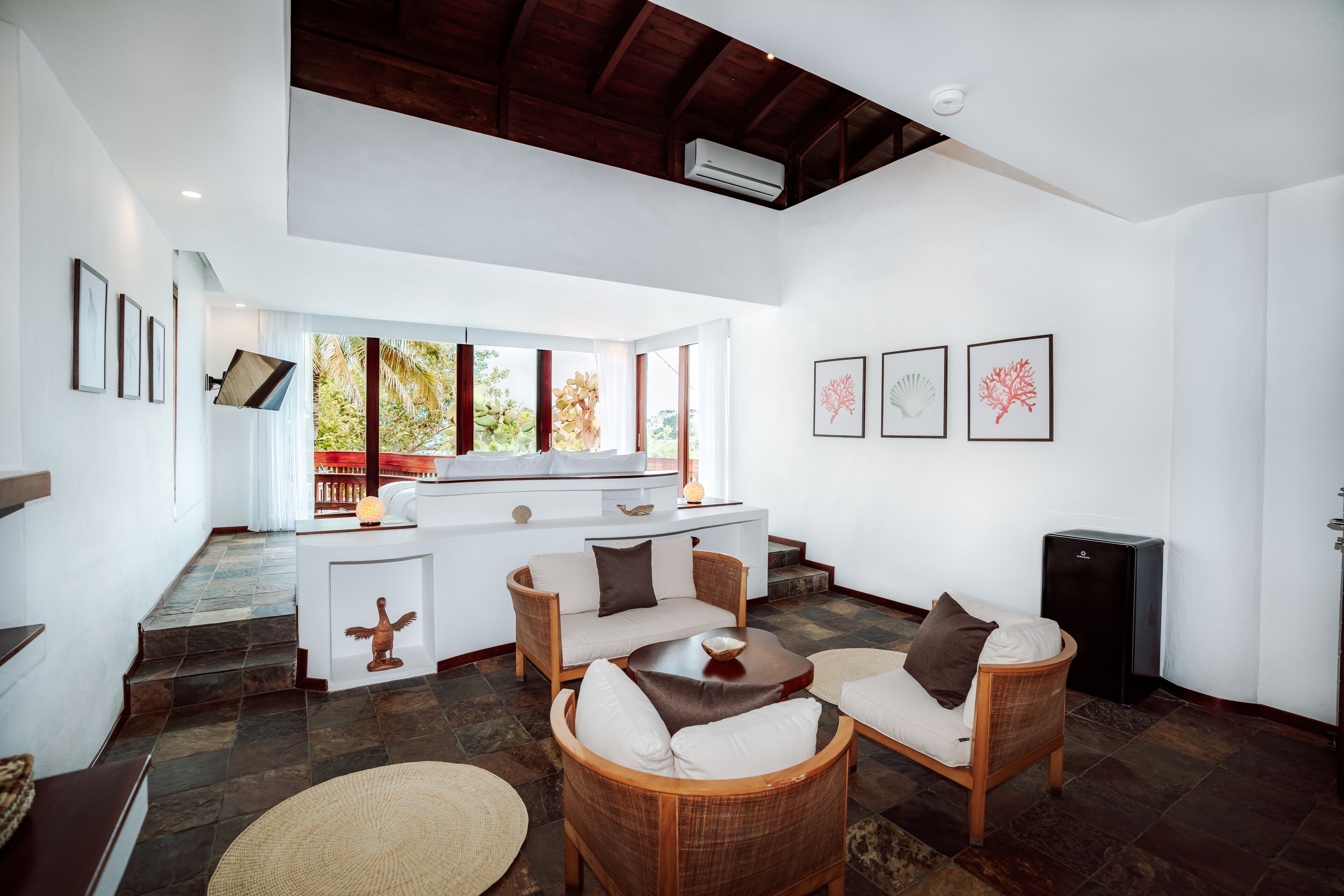 Dobbeltrom – deluxe, 1 kingsize-seng, havutsikt | Oppholdsområde | En 32-tommers LED-TV med Parabol-TV