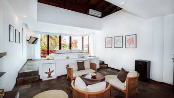 Dobbeltrom – deluxe, 1 kingsize-seng, havutsikt | Oppholdsområde | En 32-tommers LED-TV med Parabol-TV