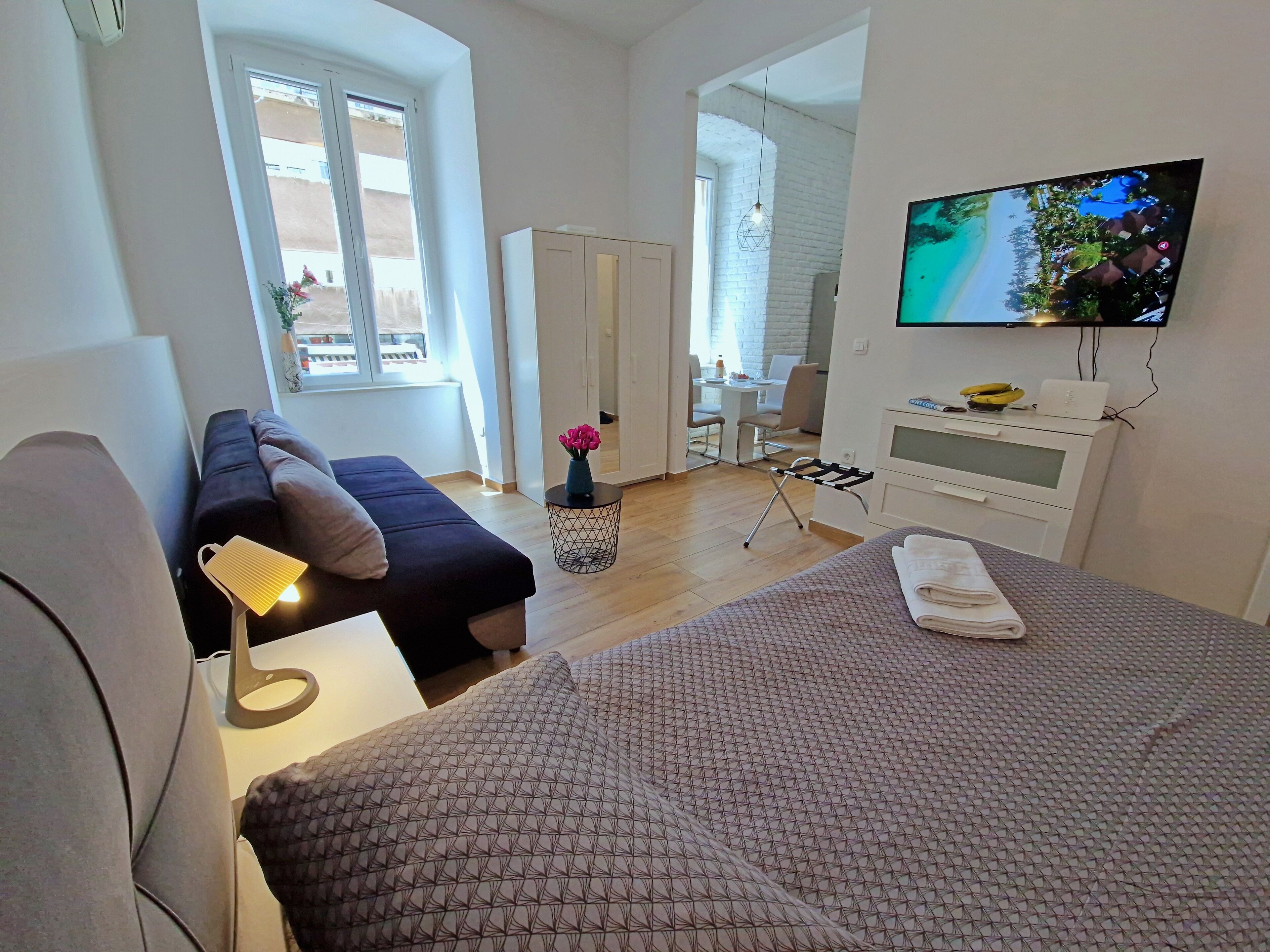 Studio Comfort, 1 Tempat Tidur Queen dengan tempat tidur Sofa, Bebas Asap Rokok, pemandangan kota | Area keluarga | Televisi layar datar 42-inci dengan saluran TV kabel