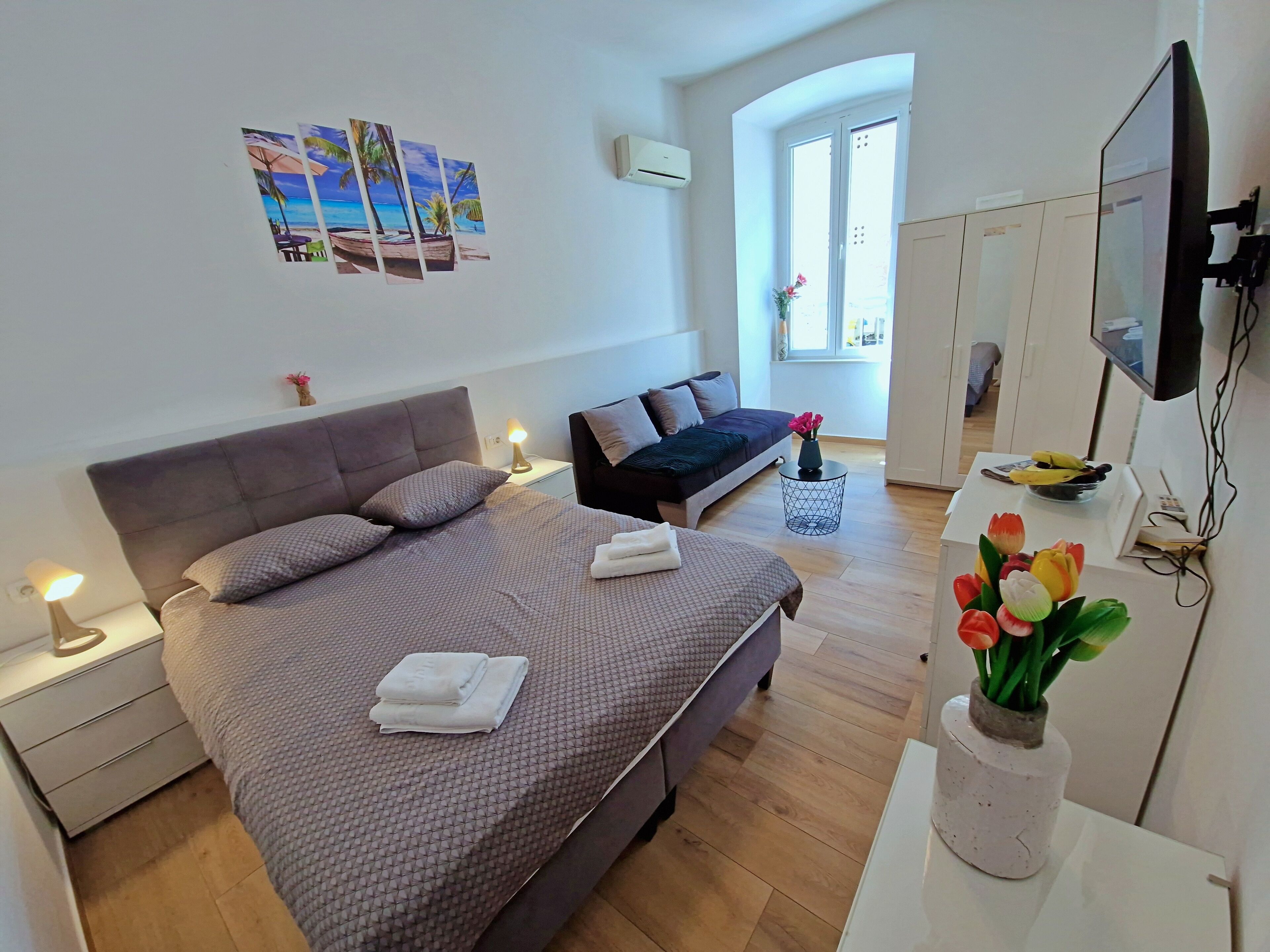 Comfort-studio, 1 keskisuuri parisänky ja vuodesohva, tupakointi kielletty, kaupunkinäköala | Ylelliset vuodevaatteet, memory foam -patjalliset sängyt