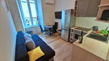 Comfort-Apartment, 1 Schlafzimmer, Nichtraucher, Stadtblick | Wohnbereich | 42-Zoll-Flachbildfernseher mit Kabelempfang
