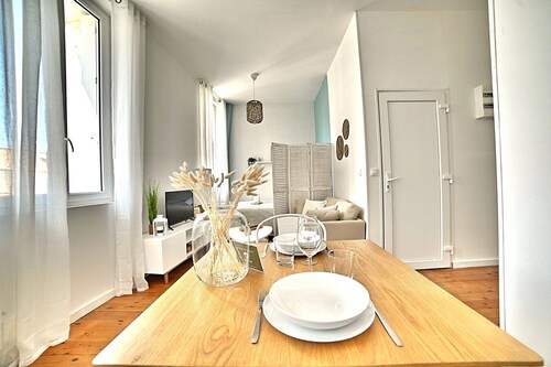 Le Petit Vauban -  Beach and center