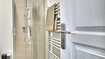 Douche, sèche-cheveux, serviettes fournies