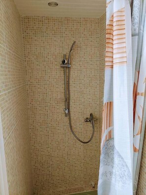 Douche, sĂšche-cheveux, serviettes fournies