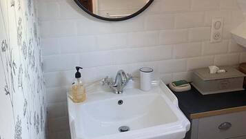 Een douche, een haardroger, handdoeken