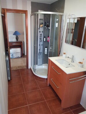 Douche, sèche-cheveux, serviettes fournies, savon