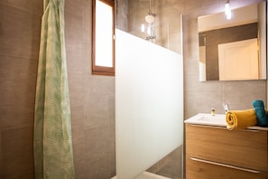 Shower, hair dryer, towels - Le Sarladais - Air conditioning and parking (Sarlat-la-Canéda)