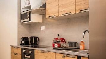 Fridge, oven, stovetop, dishwasher