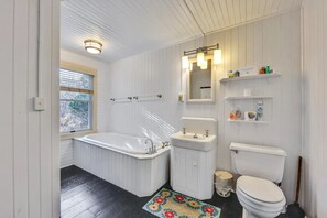 Shower, hair dryer, towels - Orr's Island Ocean Views (Orr's Island)