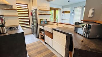 Refrigerador, microondas, horno y parrilla de estufa