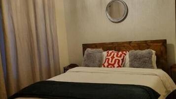 1 slaapkamer, een strijkplank/strijkijzer, gratis wifi, beddengoed