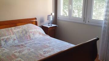 2 bedrooms, iron/ironing board, bed sheets