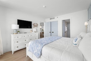 2 bedrooms, travel cot, free WiFi, bed sheets - 2 King Suites! Luxury DIRECT Ocean Front by Barefoot Landing - Great Resort w/tons of amenities! (North Myrtle Beach)