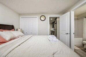 1 bedroom - Fully furnished 2 bedroom suites
(Calgary)